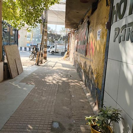 Hotel Metro Park New Delhi Bagian luar foto